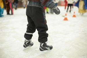 kind Aan schaatsen. baby Aan ijs. ijs het schaatsen in winter. foto