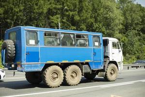 vrachtauto Aan weg. auto is het rijden Aan spoor. vervoer met aanhangwagen. foto