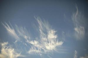 wolken in lucht. wit wolken in zomer. zomer het weer. foto