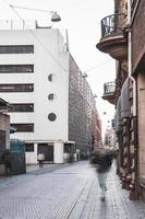 voorbijgangers en bezoekers wandelen langs de downtown straat tussen winkels en flats in de centrum van Amsterdam foto