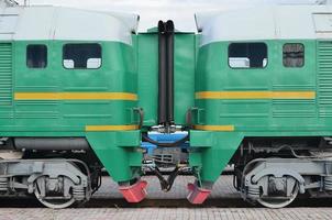 overgang tussen twee elektrisch treinen. een klein gang in de rol van een portaal tussen de twee zijden van de cabine van een Russisch elektrisch trein foto