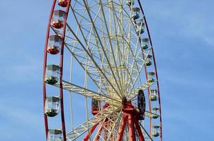 vermaak ferris wiel tegen de Doorzichtig blauw lucht foto