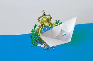 san marino vlag afgebeeld Aan papier origami schip detailopname. handgemaakt kunsten concept foto