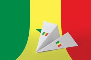 Senegal vlag afgebeeld Aan papier origami vliegtuig. handgemaakt kunsten concept foto