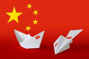 China vlag afgebeeld Aan papier origami vliegtuig en boot. handgemaakt kunsten concept foto