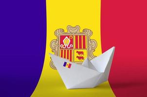 Andorra vlag afgebeeld Aan papier origami schip detailopname. handgemaakt kunsten concept foto
