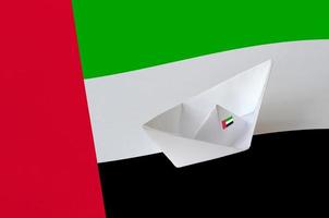 Verenigde Arabisch emiraten vlag afgebeeld Aan papier origami schip detailopname. handgemaakt kunsten concept foto