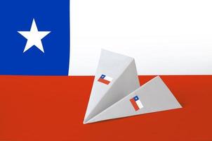 Chili vlag afgebeeld Aan papier origami vliegtuig. handgemaakt kunsten concept foto