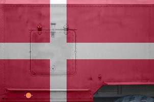 Denemarken vlag afgebeeld Aan kant een deel van leger gepantserd vrachtauto detailopname. leger krachten conceptuele achtergrond foto