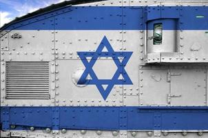 Israël vlag afgebeeld Aan kant een deel van leger gepantserd tank detailopname. leger krachten conceptuele achtergrond foto