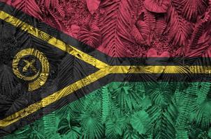 vanuatu vlag afgebeeld Aan veel doorbladert van monstera palm bomen. modieus modieus backdrop foto