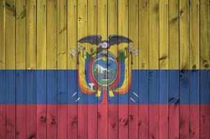 Ecuador vlag afgebeeld in helder verf kleuren Aan oud houten muur. getextureerde banier Aan ruw achtergrond foto