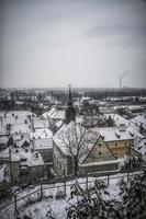 een panoramisch visie van petrovaradin daken gedekt met sneeuw foto