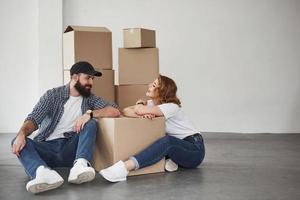 rustige en vrolijke sfeer. gelukkig paar samen in hun nieuwe huis. conceptie van bewegen foto