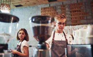 voorkant visie. twee jong cafe arbeiders binnenshuis. opvatting van bedrijf en onderhoud foto