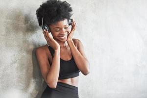 hoogwaardige apparatuur. portret van Afro-Amerikaans meisje in fitnesskleren met een pauze na de training foto