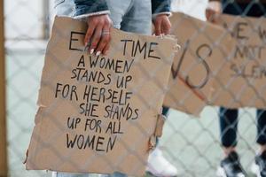 deeltjes bekijken. groep feministische vrouwen protesteert buiten voor hun rechten foto