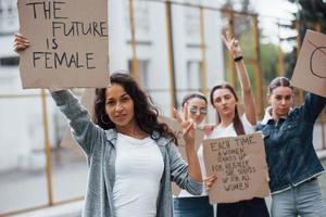 in de vrijetijdskleding. groep feministische vrouwen protesteert buiten voor hun rechten foto