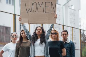 we zullen gehoord worden. groep feministische vrouwen protesteert buiten voor hun rechten foto