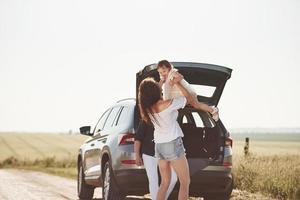 hebben pret met kind. familie hebben sommige mooi zo tijd Bij platteland in de buurt zilver auto- Bij zonsondergang foto