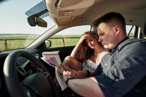 verloren Rechtsaf manier. mooi mensen is in de modern auto Bij hun weekends foto