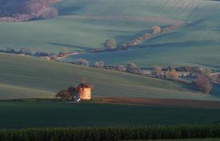 majestueus landschap van veld- in de avond. windmolen in de centrum van weide foto