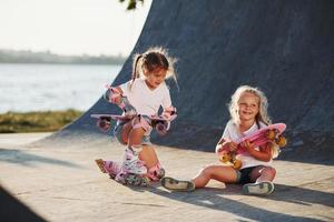 proberen nieuw vleet. twee schattig vrouw kinderen hebben pret buitenshuis in de park foto