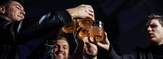 opvatting van nachtleven. mensen hebben pret in de club. met alcohol in handen foto