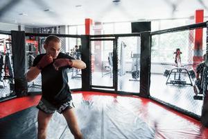 jong bokser in rood verbanden hebben oefening. in de Sportschool Aan de kooi foto