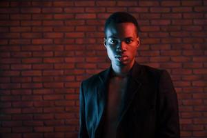 futuristische neon verlichting. jong Afrikaanse Amerikaans Mens in de studio foto