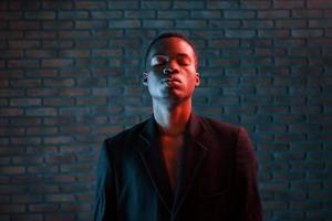 futuristische neon verlichting. jong Afrikaanse Amerikaans Mens in de studio