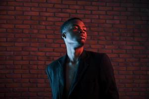 futuristische neon verlichting. jong Afrikaanse Amerikaans Mens in de studio