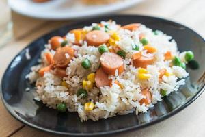 gebakken rijst met worst foto