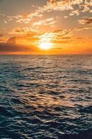 zonsondergang over de oceaan foto