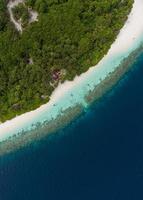 Maldiven, Zuid-Azië, 2020 - luchtfoto van een tropisch eiland foto