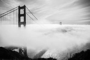 golden gate bridge bedekt met mist foto