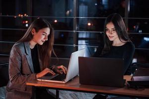 samen wij zullen maken meer functie. team van jong bedrijf mensen werken Aan hun project Bij nacht tijd in de kantoor foto