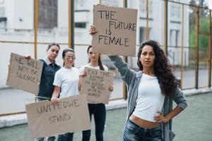 eenheid van mensen. groep van feministisch Dames hebben protest voor hun rechten buitenshuis foto