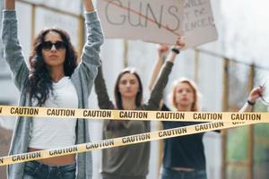 gebouw de toekomst. groep van feministisch Dames hebben protest voor hun rechten buitenshuis foto