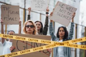 niet tevreden mensen. groep van feministisch Dames hebben protest voor hun rechten buitenshuis foto