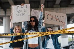 naar de zege samen. groep van feministisch Dames hebben protest voor hun rechten buitenshuis foto