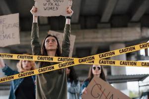 op zoek omhoog. groep van feministisch Dames hebben protest voor hun rechten buitenshuis foto