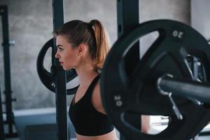 motivatie voor jij. foto van prachtig blond vrouw in de Sportschool Bij haar weekend tijd