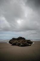 bruine rotsformatie op een strand foto