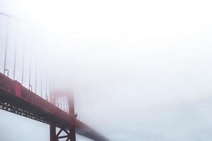 mist op de golden gate bridge foto