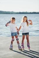 poseren voor een camera. gelukkig vrouw vrienden Aan rol schaatsen. vrije tijd tijd foto