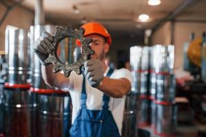 wazig achtergrond. Mens in uniform werken Aan de productie. industrieel modern technologie foto