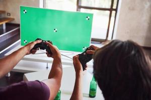 groep van vrienden hebben pret spelen troosten spel binnenshuis Bij leven kamer foto