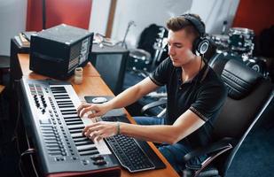 geluid ingenieur in hoofdtelefoons werken en menging muziek- binnenshuis in de studio foto