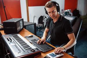 geluid ingenieur in hoofdtelefoons werken en menging muziek- binnenshuis in de studio foto